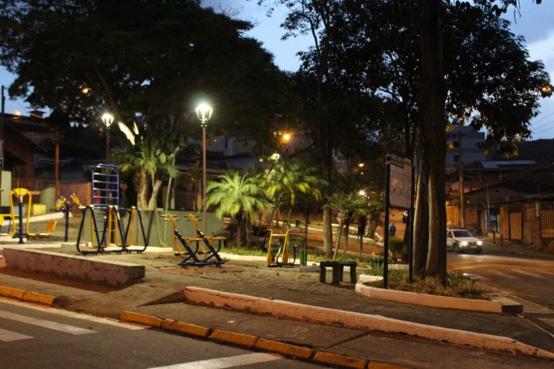 Lâmpadas em LED dão charme às praças em João Monlevade