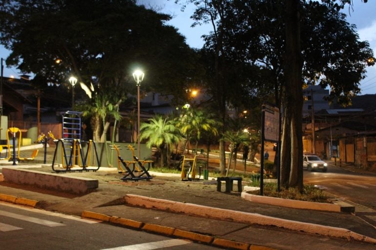 Lâmpadas em LED dão charme às praças em João Monlevade