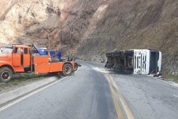 Carreta carregada com mamão tomba na estrada de Nova Era
