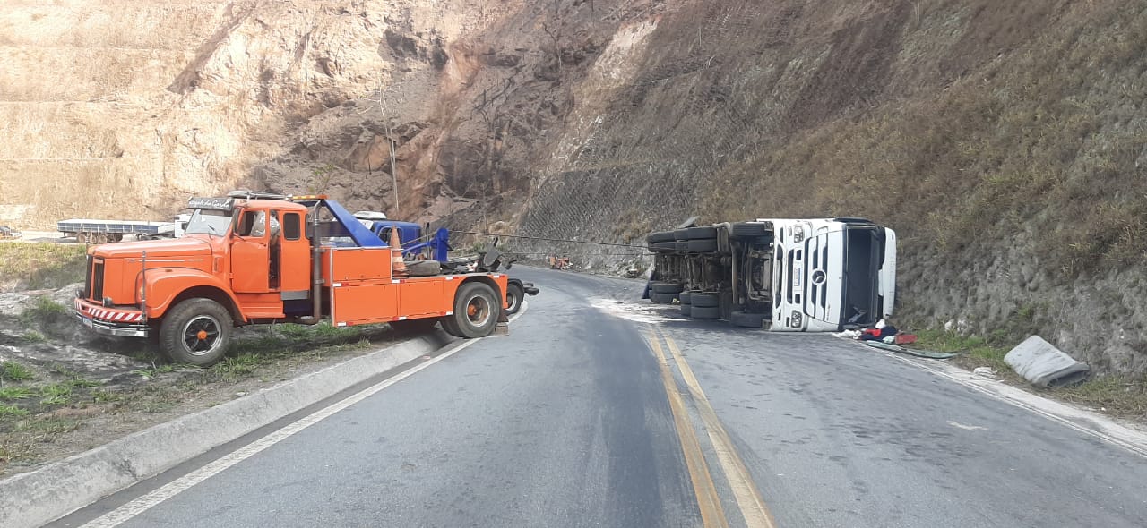 Carreta carregada com mamão tomba na estrada de Nova Era