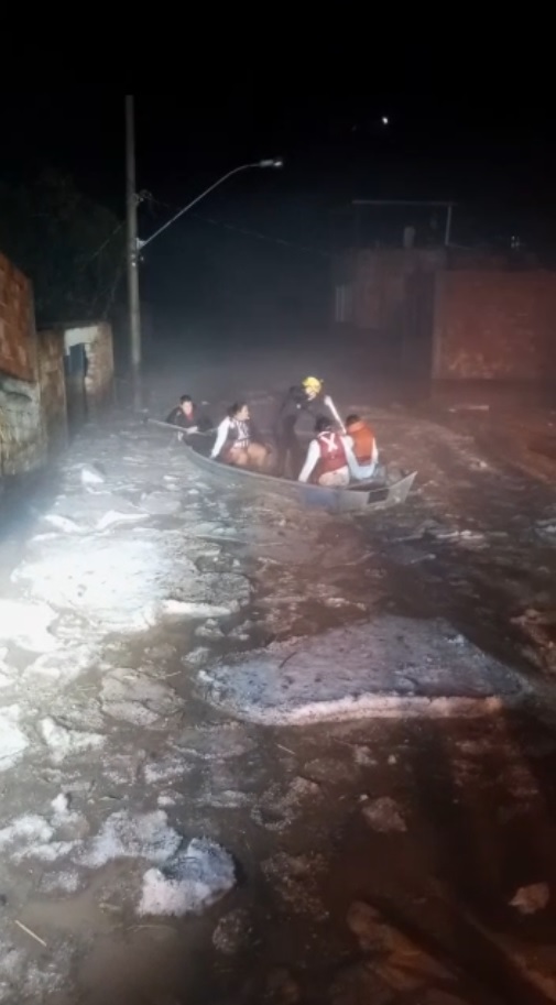 Segunda-feira é marcada por chuva forte e granizo na Grande BH