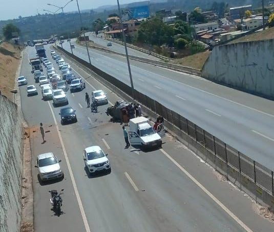 Acidente na MG-010 deixa criança gravemente ferida