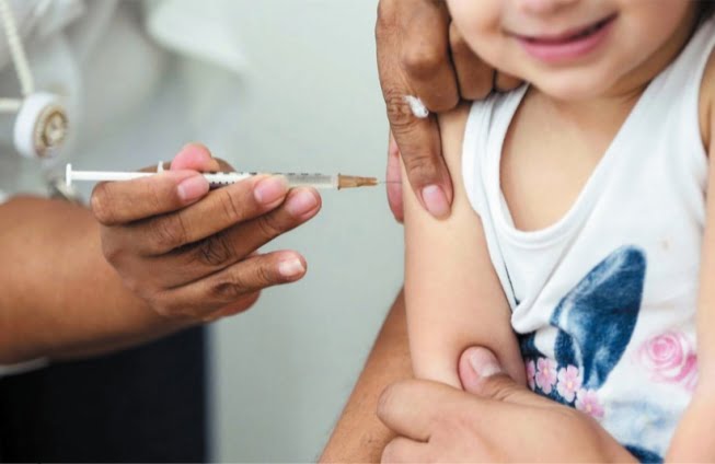 Covid: Saúde diz não haver vacinas para crianças e tenta doses até fim de janeiro
