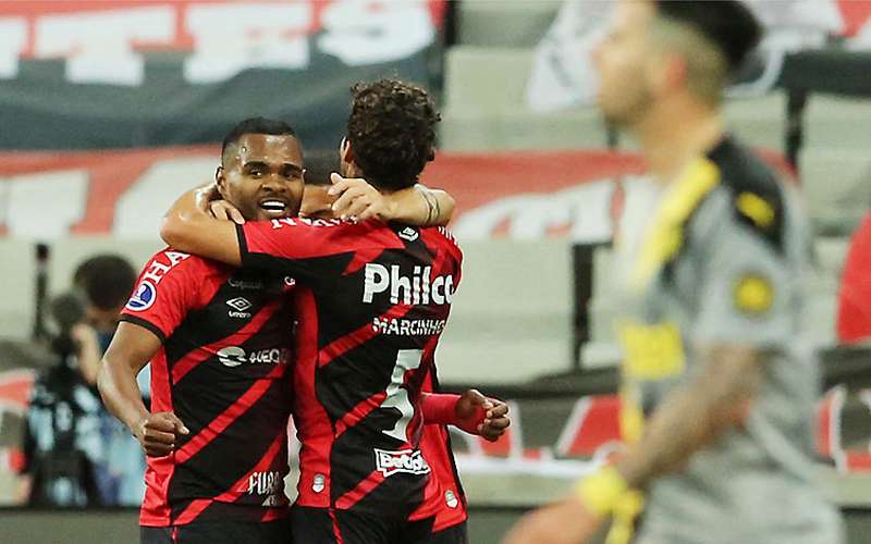 Athletico elimina Peñarol e fará final brasileira inédita na Sul-Americana
