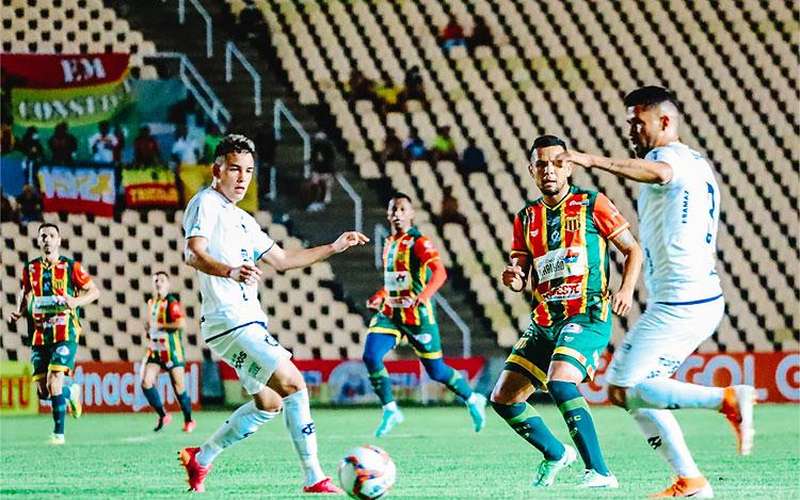 Com um a mais, Sampaio leva gol no fim e cede empate ao Remo na Série B