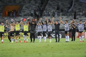 Elenco do Atlético agradece apoio da torcida após vitória sobre o Inter