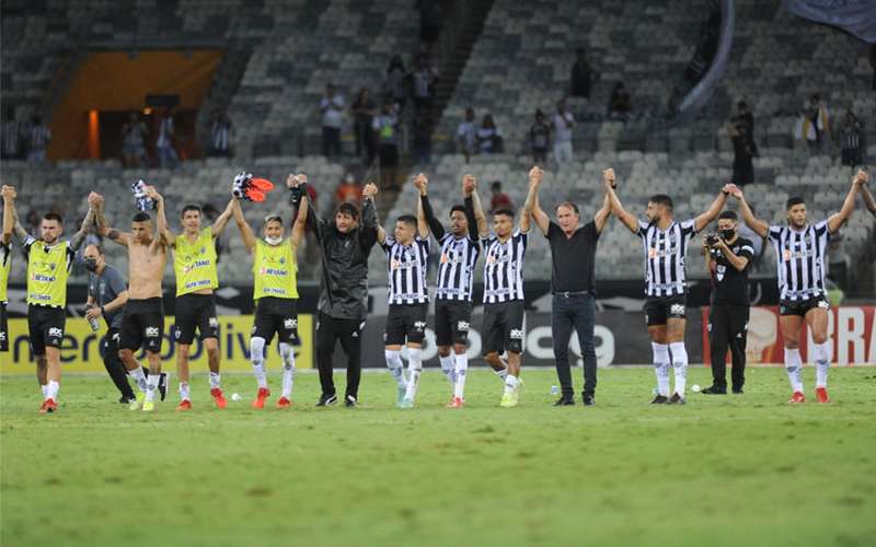 Elenco do Atlético agradece apoio da torcida após vitória sobre o Inter