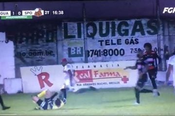 Árbitro desmaia após ser chutado na nuca por jogador no Gauchão; veja