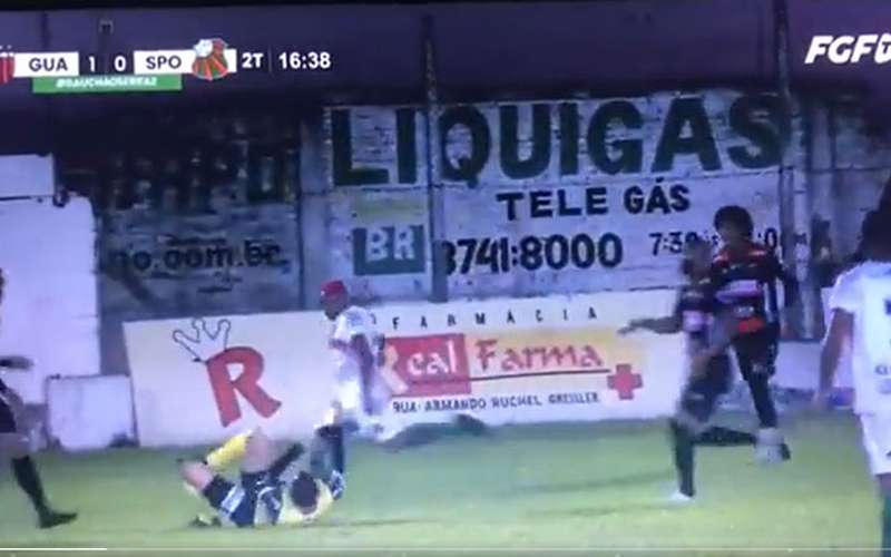 Árbitro desmaia após ser chutado na nuca por jogador no Gauchão; veja