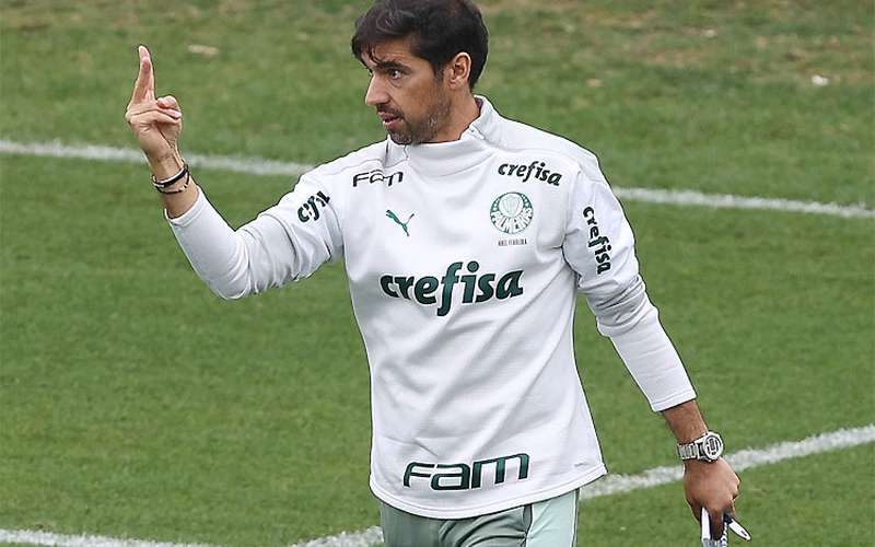 Agente garante que Abel não pensa em deixar o Palmeiras ao fim do ano