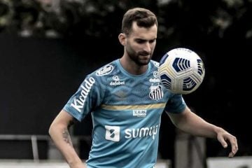 Léo Baptistão sofre lesão na panturrilha e vira preocupação no Santos
