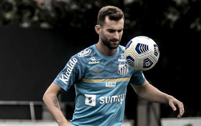 Léo Baptistão sofre lesão na panturrilha e vira preocupação no Santos
