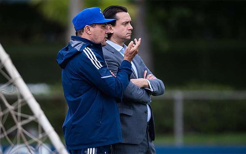 Sob os olhares do presidente, Cruzeiro treina para enfrentar o Avaí