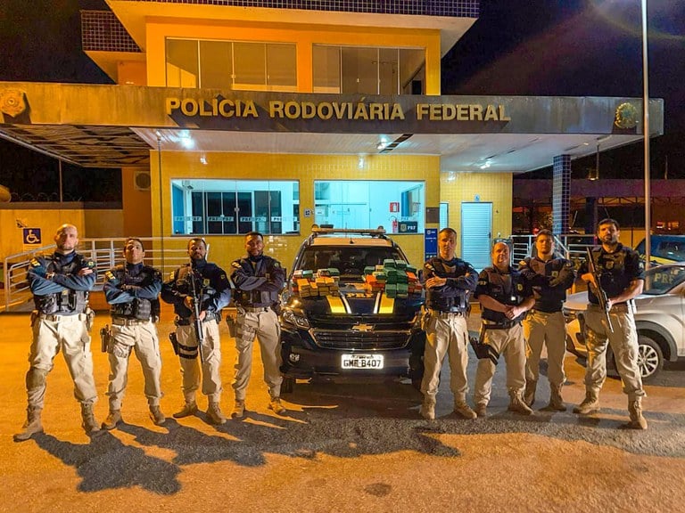 PRF apreende 70 kg de maconha durante operação em Nova Era
