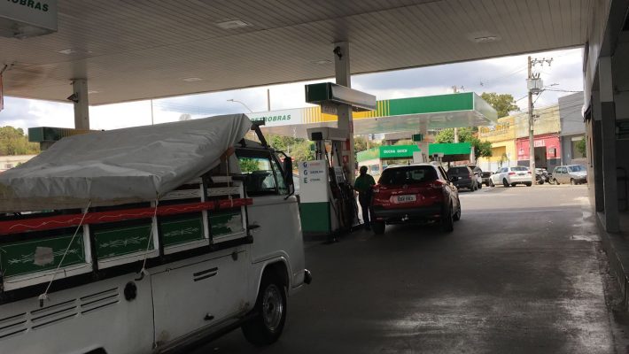 Fila em posto na Avenida Teresa Cristina