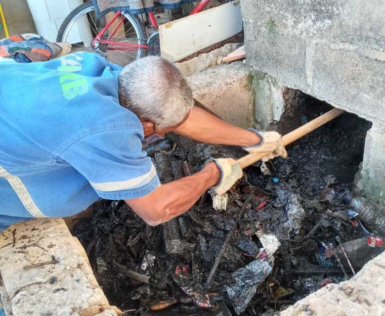 Secretaria de Obras limpa bueiros, faz manutenção e drenagem em vias de Itabira