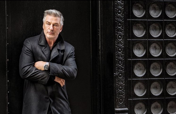 Alec Baldwin dispara arma cenográfica e mata diretora durante gravações