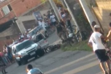 Motociclista empina moto, perde o controle e bate em viatura policial em Monlevade