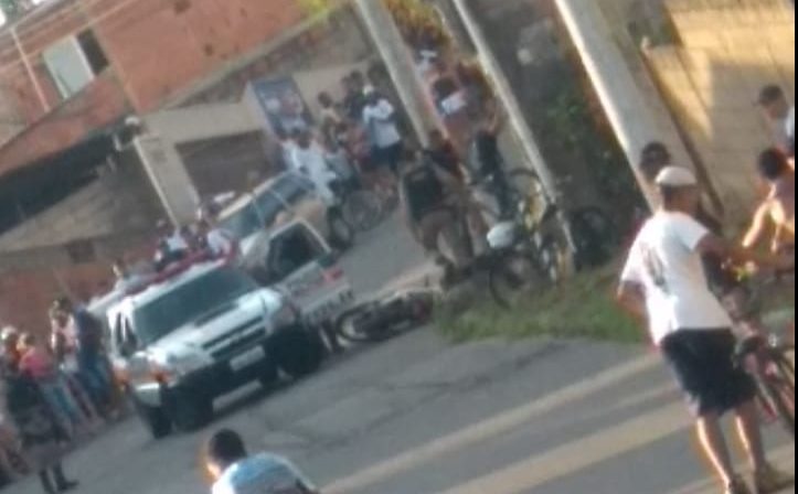 Motociclista empina moto, perde o controle e bate em viatura policial em Monlevade