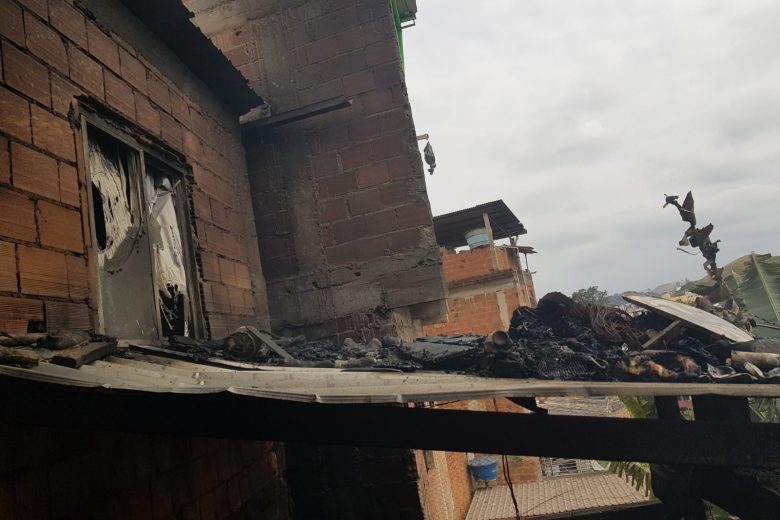 Homem coloca fogo no quintal e incêndio atinge residência em Ipatinga