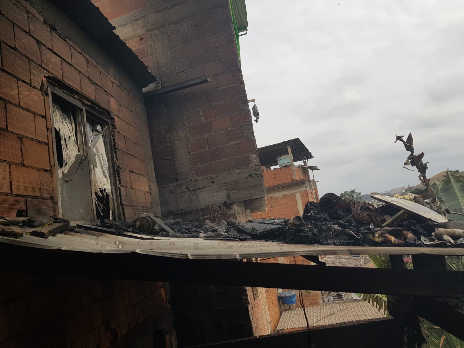 Homem coloca fogo no quintal e incêndio atinge residência em Ipatinga