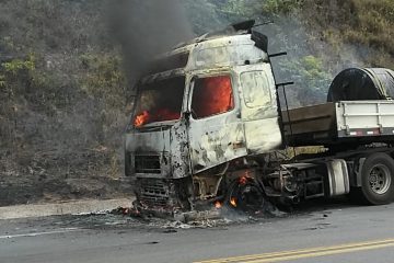 Carreta carregada com bobinas pega fogo na BR-381, em Nova Era