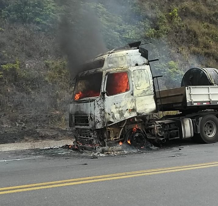 Carreta carregada com bobinas pega fogo na BR-381, em Nova Era
