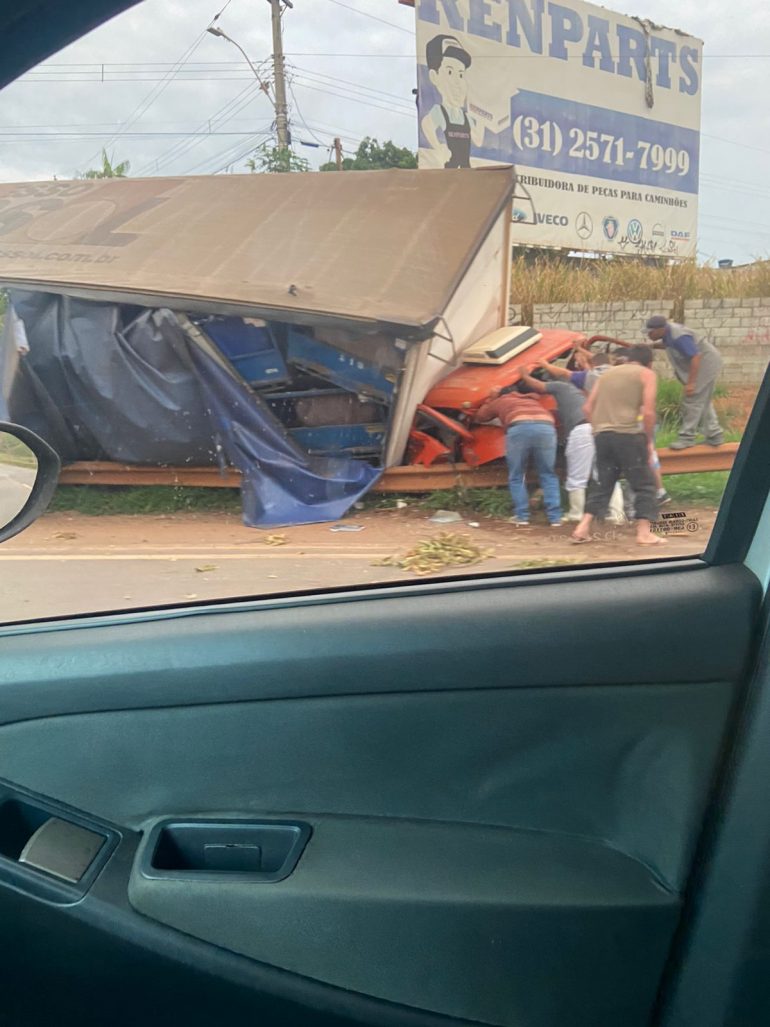 Caminhão tomba na BR-381, em Betim, e motorista fica preso às ferragens