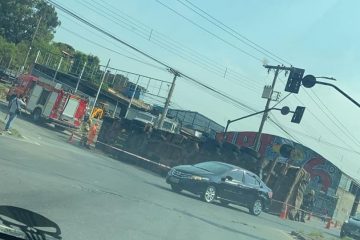 Carreta tomba na Avenida Amazonas, próximo a acesso ao Anel Rodoviário