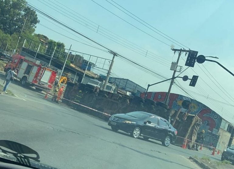 Carreta tomba na Avenida Amazonas, próximo a acesso ao Anel Rodoviário