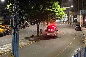 Motociclista fica ferido ao colidir contra árvore na Mauro Ribeiro