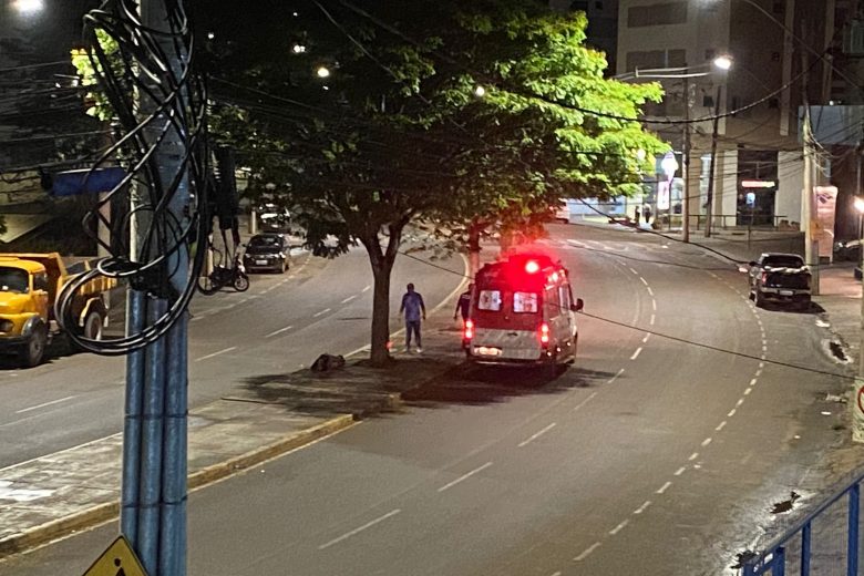 Motociclista fica ferido ao colidir contra árvore na Mauro Ribeiro