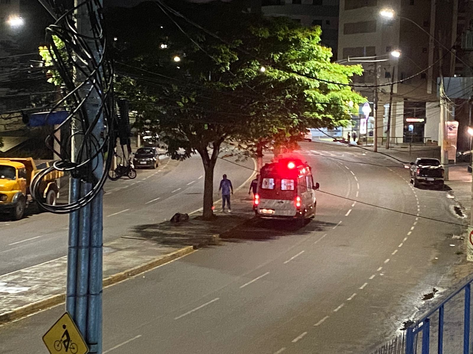 Motociclista fica ferido ao colidir contra árvore na Mauro Ribeiro
