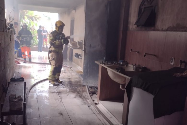 Residência pega fogo e bombeiros são acionados em Ipatinga