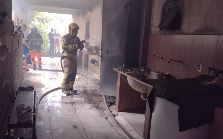 Residência pega fogo e bombeiros são acionados em Ipatinga