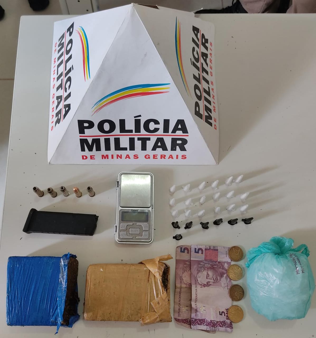 Polícia Militar apreende drogas e detém adolescentes no Santa Marta