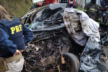 Casal morre preso às ferragens em colisão frontal na BR-267