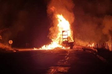 Caminhão carregado com álcool pega fogo e interdita a BR-381