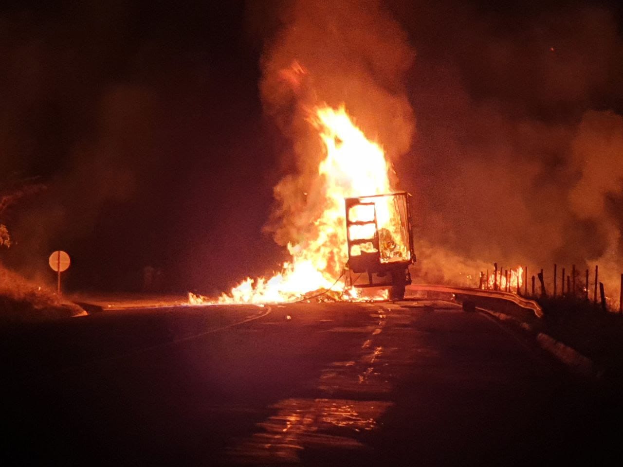 Caminhão carregado com álcool pega fogo e interdita a BR-381