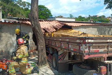 Caminhão invade casa após pane nos freios e três pessoas ficam feridas na Grande BH