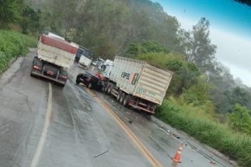 Acidente envolvendo carro e carreta deixa policial civil de Monlevade gravemente ferido na BR-381