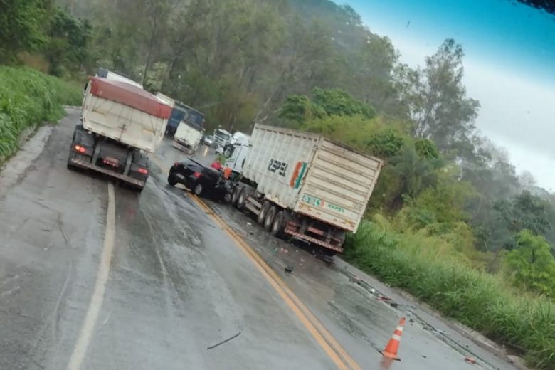 Acidente envolvendo carro e carreta deixa policial civil de Monlevade gravemente ferido na BR-381