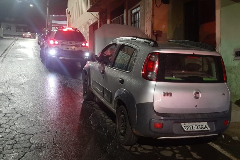 Homens assaltam comércio e usam cartões roubados para comprar bebidas