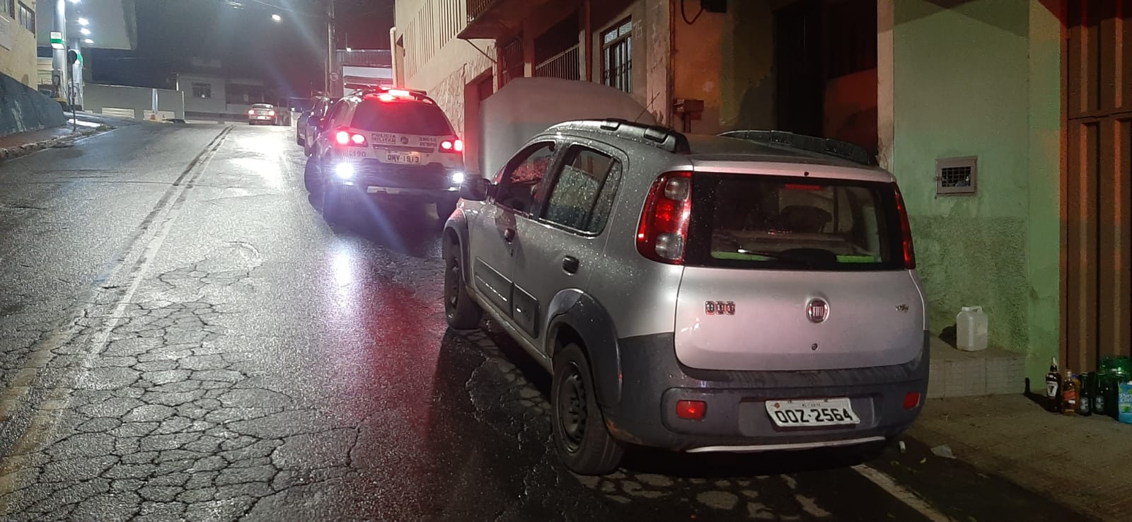 Homens assaltam comércio e usam cartões roubados para comprar bebidas