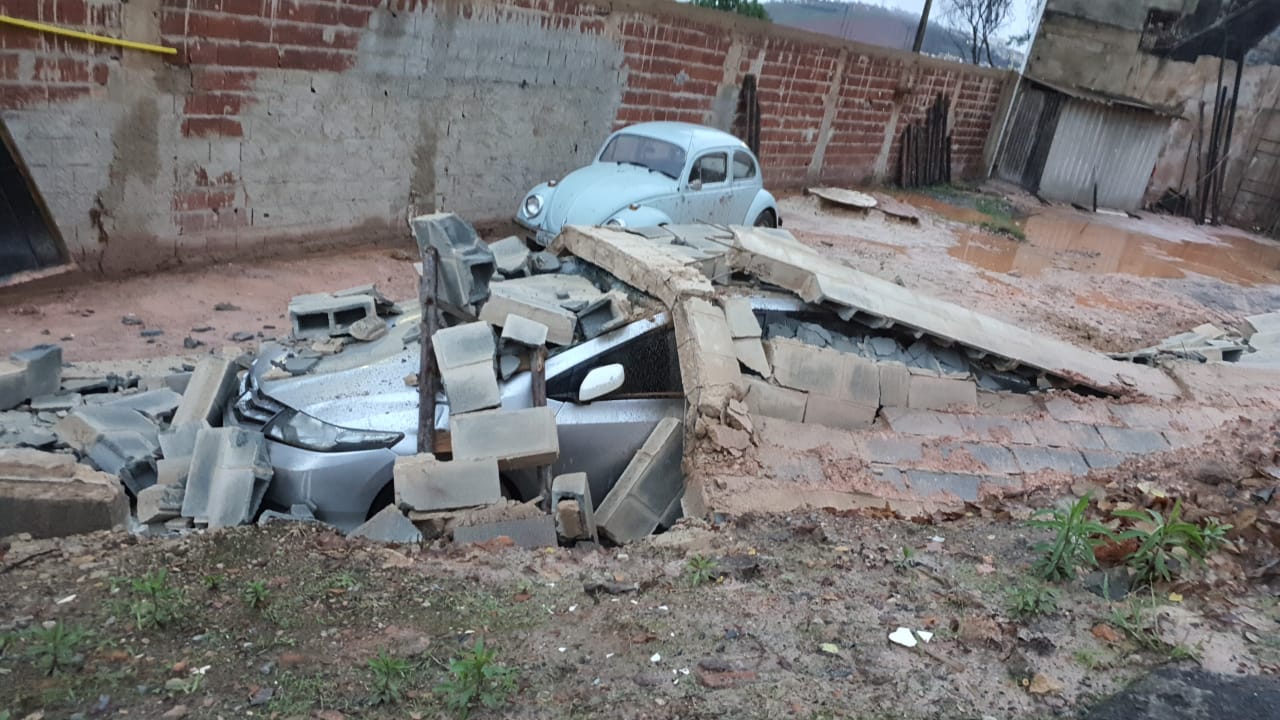 Muro desaba sobre veículos no bairro Valença, em Itabira