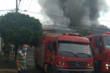 Galpão pega fogo e preocupa moradores no bairro Parque São José, em BH