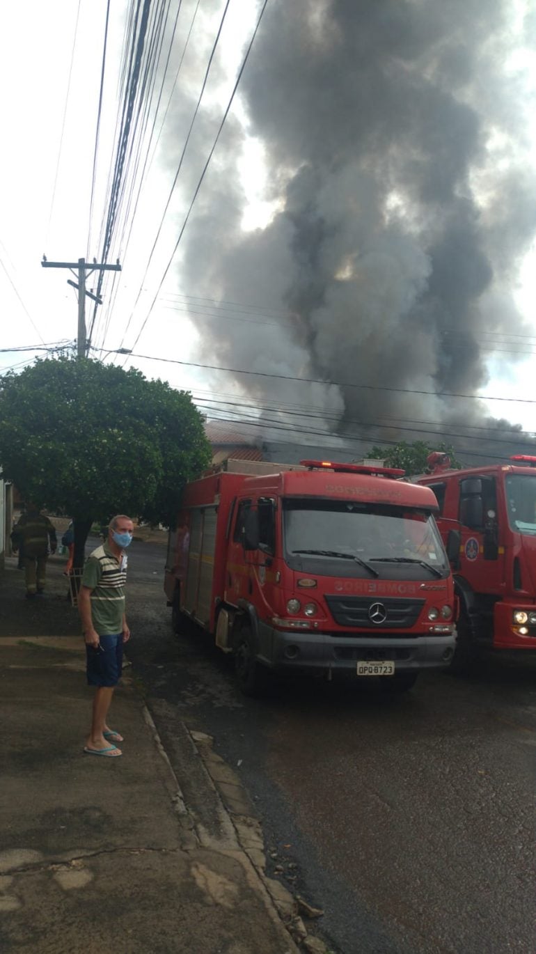 Galpão pega fogo e preocupa moradores no bairro Parque São José, em BH