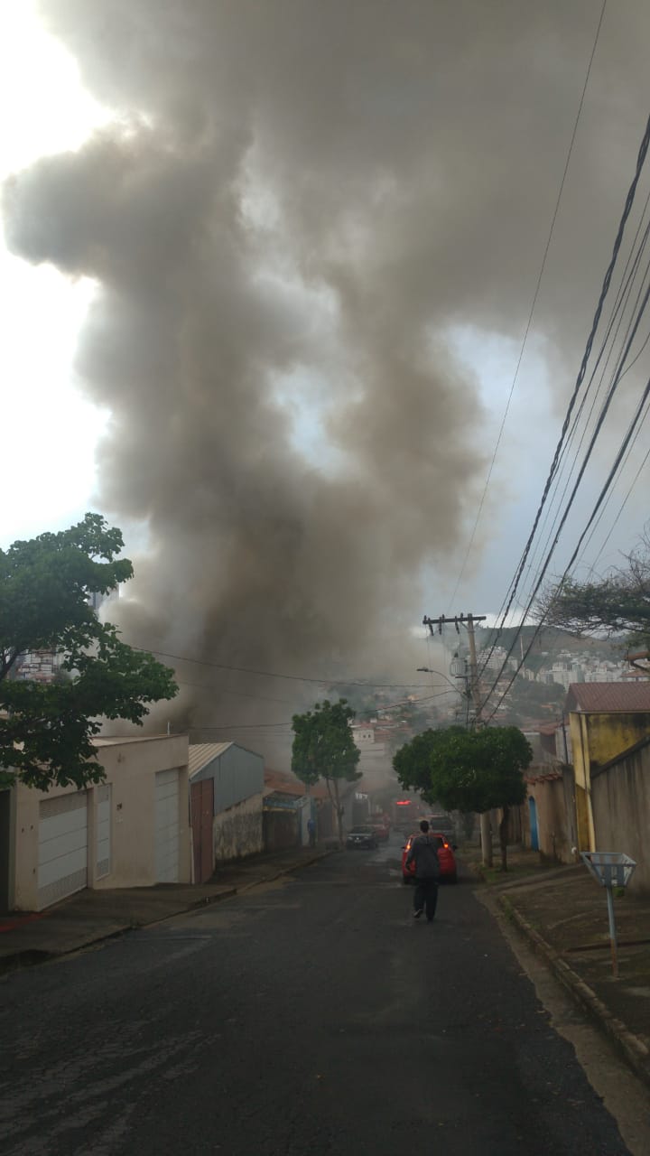 Galpão pega fogo em BH