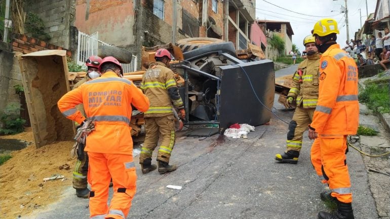 Homem tem perna amputada em acidente com trator em Belo Horizonte