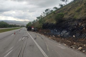 Carreta tomba na BR-262 e motorista morre preso às ferragens